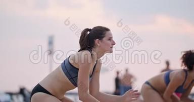 日落时分，<strong>女子</strong>打<strong>沙滩排球</strong>的动作缓慢